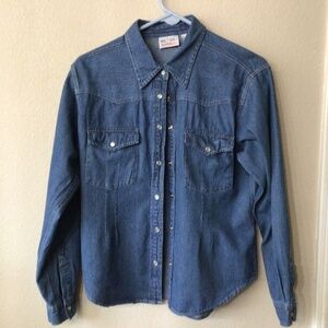 Vintage republic denim pearl button shirt. Women’s size medium in great shape.